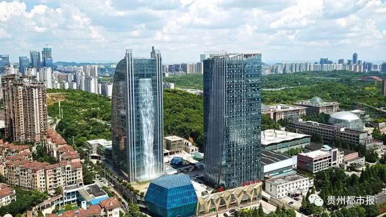 อลังการ! จีนเปิดตัว “โรงแรมน้ำตก” ไหลจากตึกระฟ้าใจกลางเมือง สูงถึง 108 เมตร
