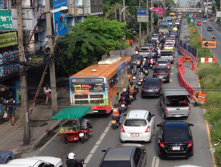 -รถติดหนักมาก-เราทำอะไรบนรถได้บ้าง_web.jpg
